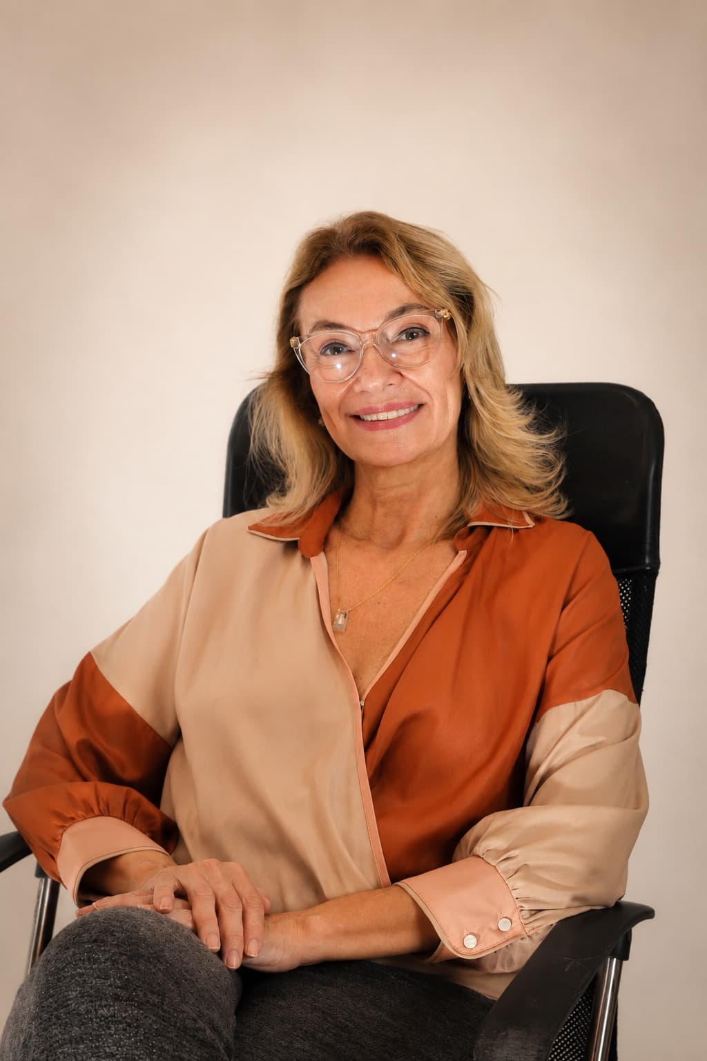 Claudia Thirion em retrato profissional no consultório